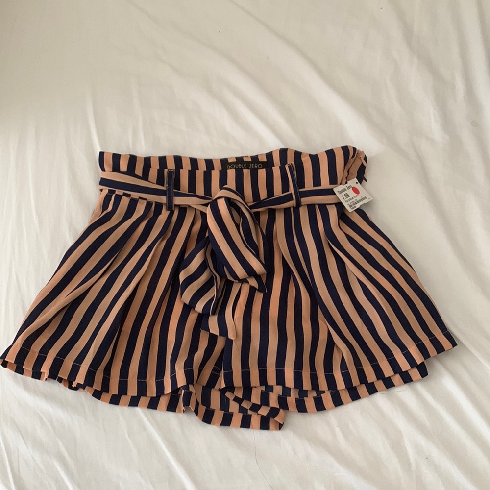 Cute lose shorts navy blue and tan striped (pockets)